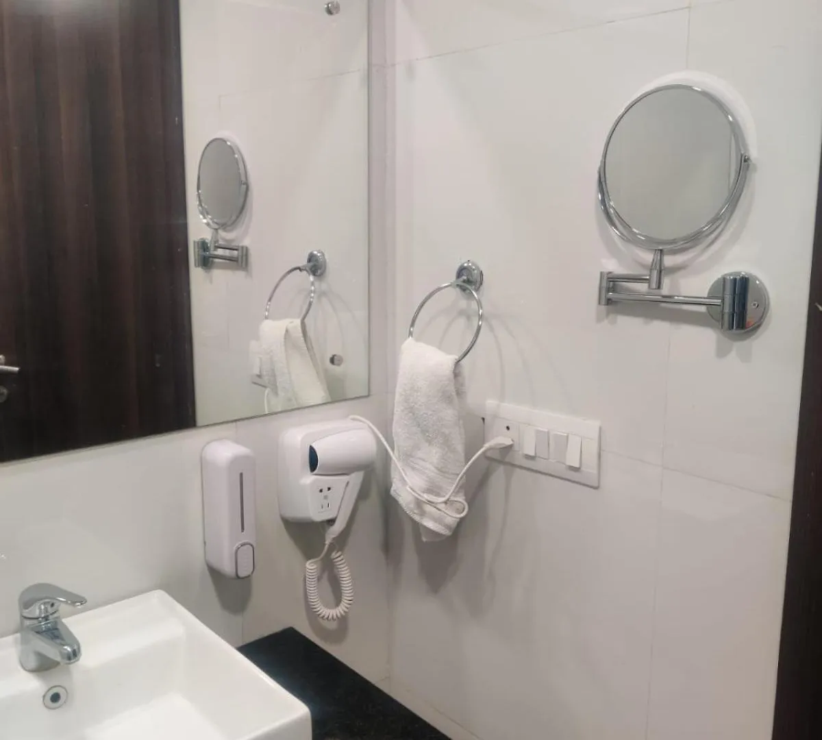 Saltstayz Studio Apartment - Near Artemis & Medanta Hospital Gurgaon India