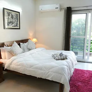 Lime Tree Luxurious 3bhk Serviced Near Medanta Apartment